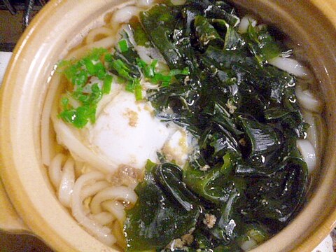 簡単♪たっぷりワカメと半熟たまごの鍋焼きうどん